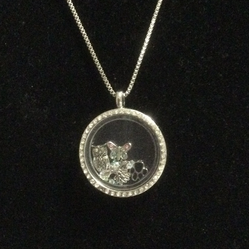 Elegant Silver Pendant Necklace